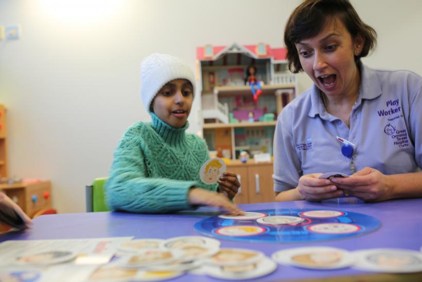 Child and play worker on Butterfly Ward - GOSH 
