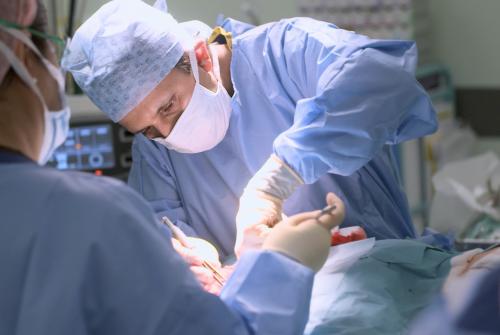 الجراح التجميلي نيل بولسترود يجري عملية جراحية على الأذن عام 2016 