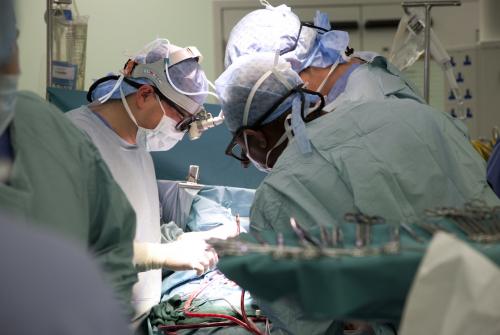 جراحون يجرون عملية جراحية في مستشفى غريت أورموند ستريت